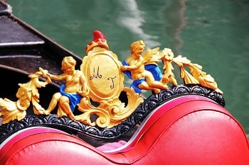 تماثيل ذهبية و قلب احمر على احد مراكب الجوندولا فى فينيسيا